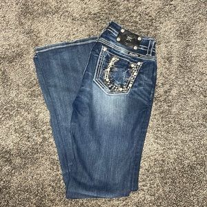 Miss Me 28 Mid-Rise Bootcut - Horseshoe pockets